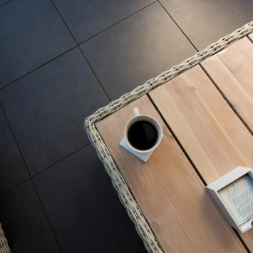 Keramische Terrastegel Kerastrada Betonlook Antraciet 60x60x2 Cm - 2 Tegels / 0,72 M2 7 Keramische Terrastegel Kerastrada Betonlook Antraciet 60x60x2 Cm - 2 Tegels / 0,72 M2 - Afbeelding 5