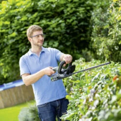 LUX 20V Heggenschaar + 2,0Ah Accu + Lader 19 LUX 20V Heggenschaar + 2,0Ah Accu + Lader -Gardena Verkoop 123 2382