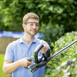 LUX 20V Heggenschaar + 2,0Ah Accu + Lader 20 LUX 20V Heggenschaar + 2,0Ah Accu + Lader -Gardena Verkoop 123 2383