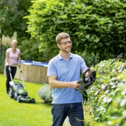 LUX 20V Heggenschaar + 2,0Ah Accu + Lader 21 LUX 20V Heggenschaar + 2,0Ah Accu + Lader -Gardena Verkoop 123 2384