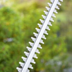 LUX 20V Heggenschaar + 2,0Ah Accu + Lader 25 LUX 20V Heggenschaar + 2,0Ah Accu + Lader -Gardena Verkoop 123 2388